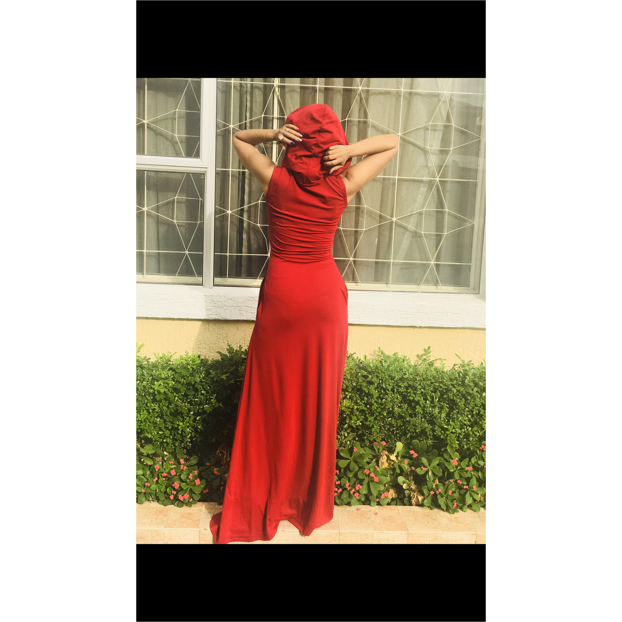 ROBE MAXI À CAPUCHE, SANS MANCHES, LOVE ABIDJAN/LAGOS
