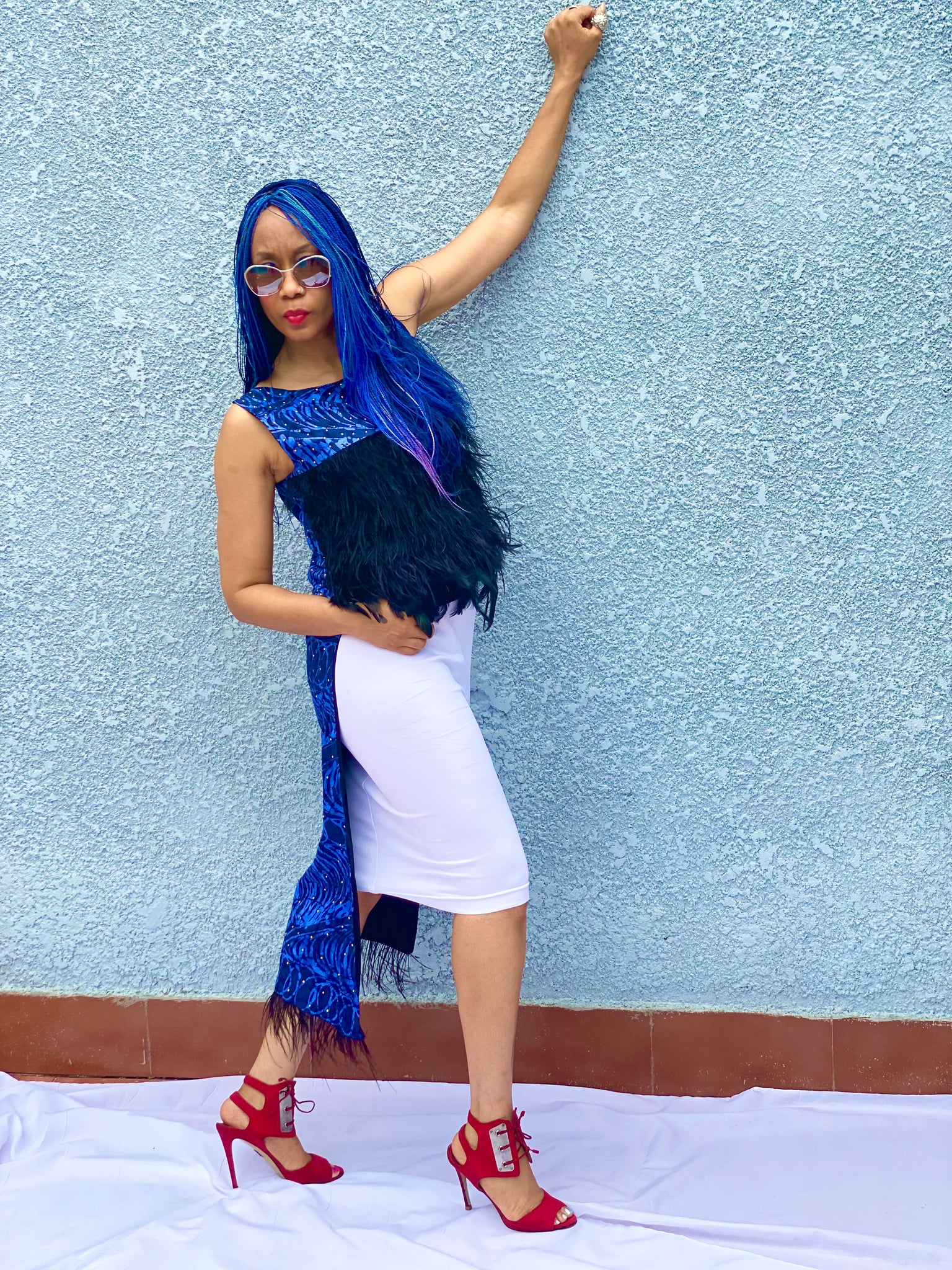 Chemisier maxi impératrice bleu Malaga sans manches, perlé et teint à la main avec détails en plumage.