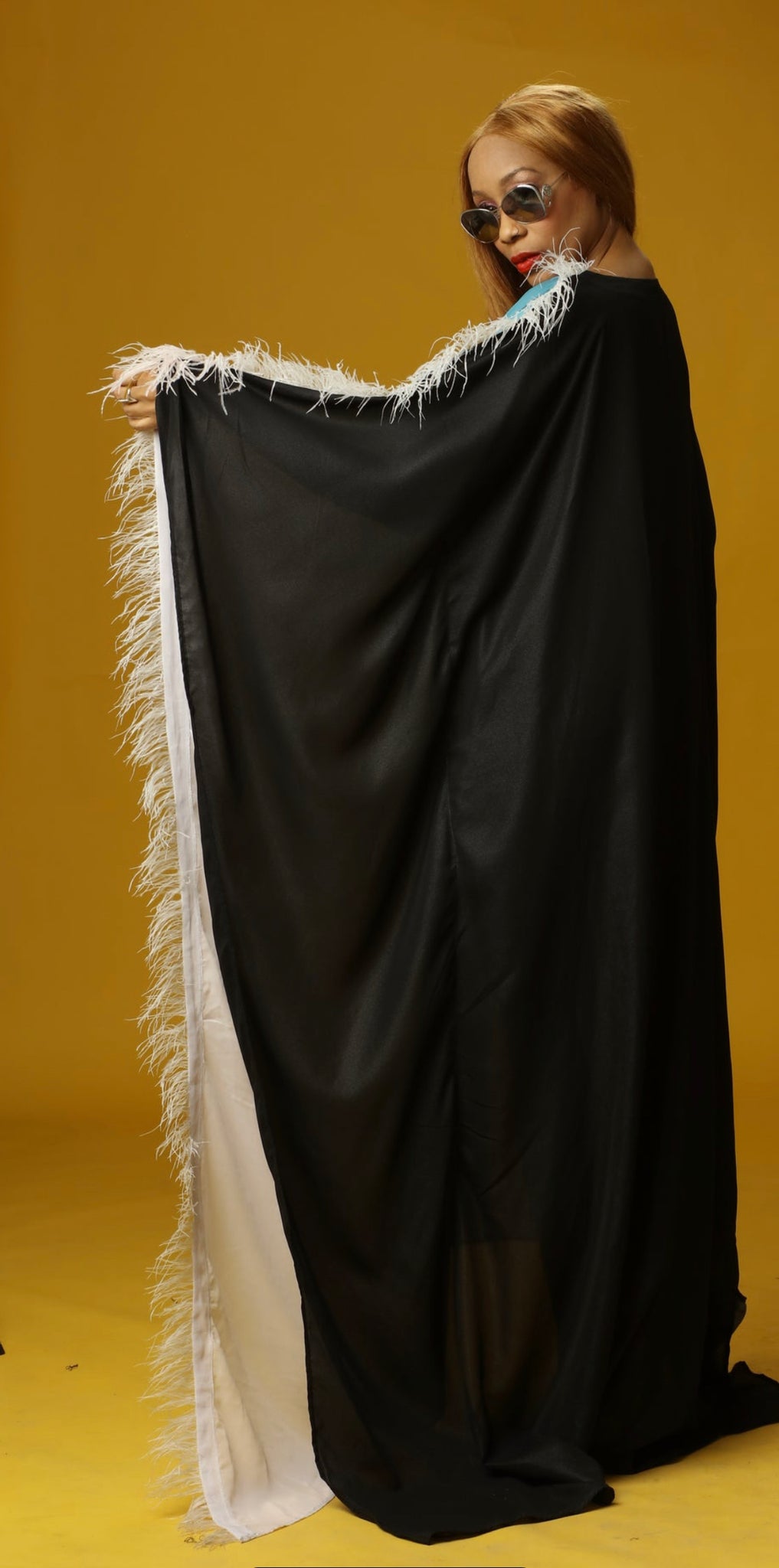 Robe impératrice des Maldives avec détails en plumes