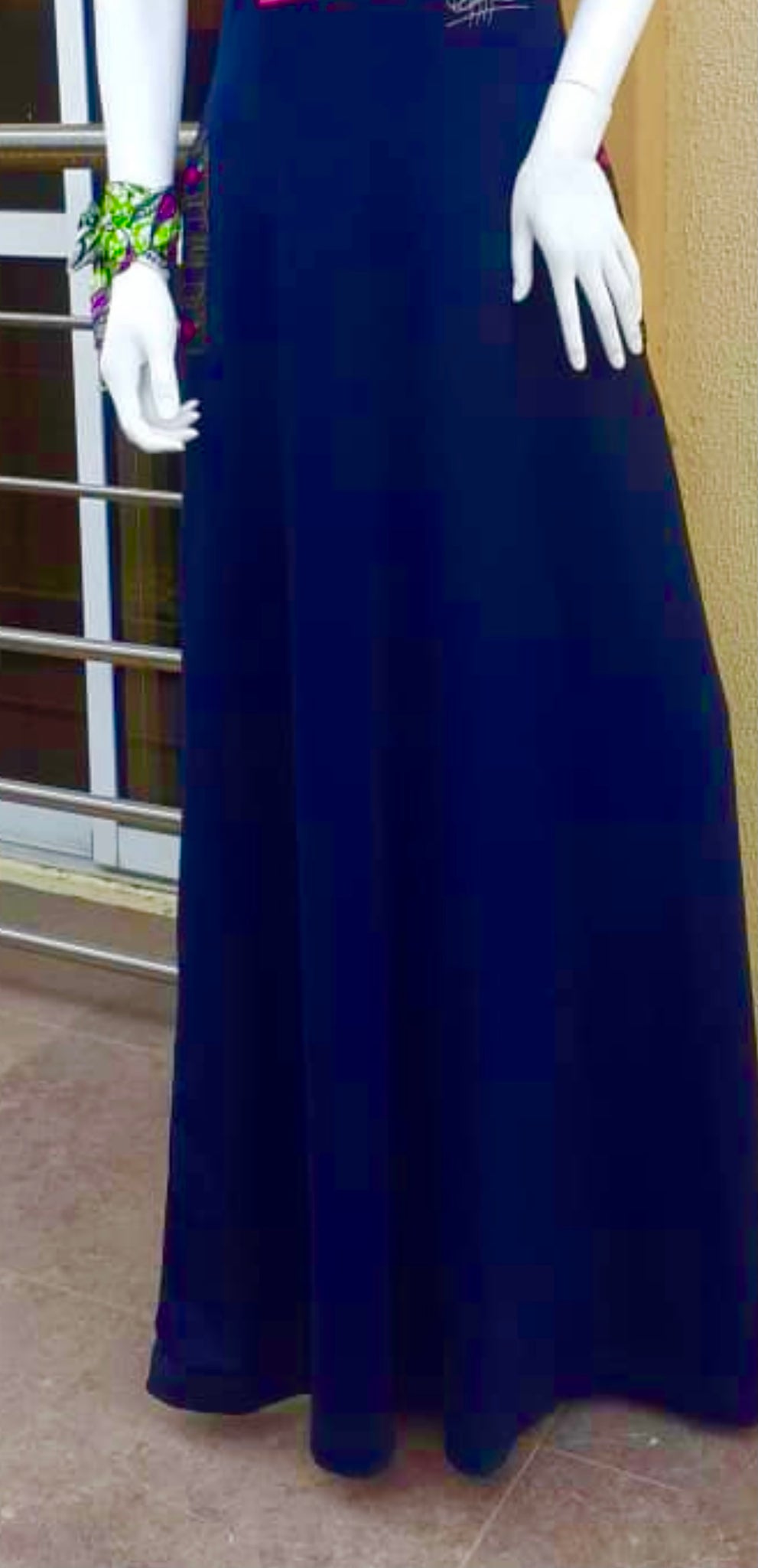 Robe à capuche noire personnalisable « Love Lagos » jusqu'aux genoux avec masque attaché, manches exagérées et détails de police dorés