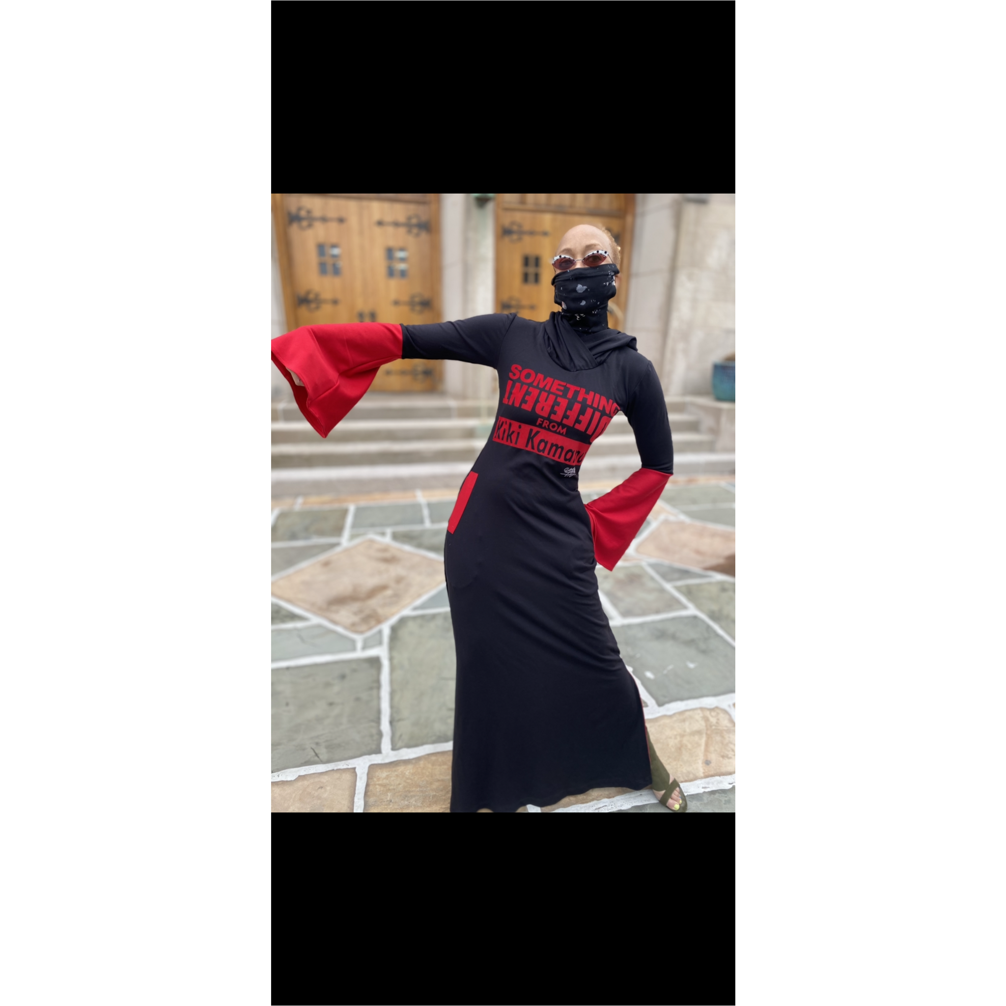 Maxi noir avec masque attaché et manches cloches ; « Quelque chose de différent de KikiKamanu - personnalisable - »