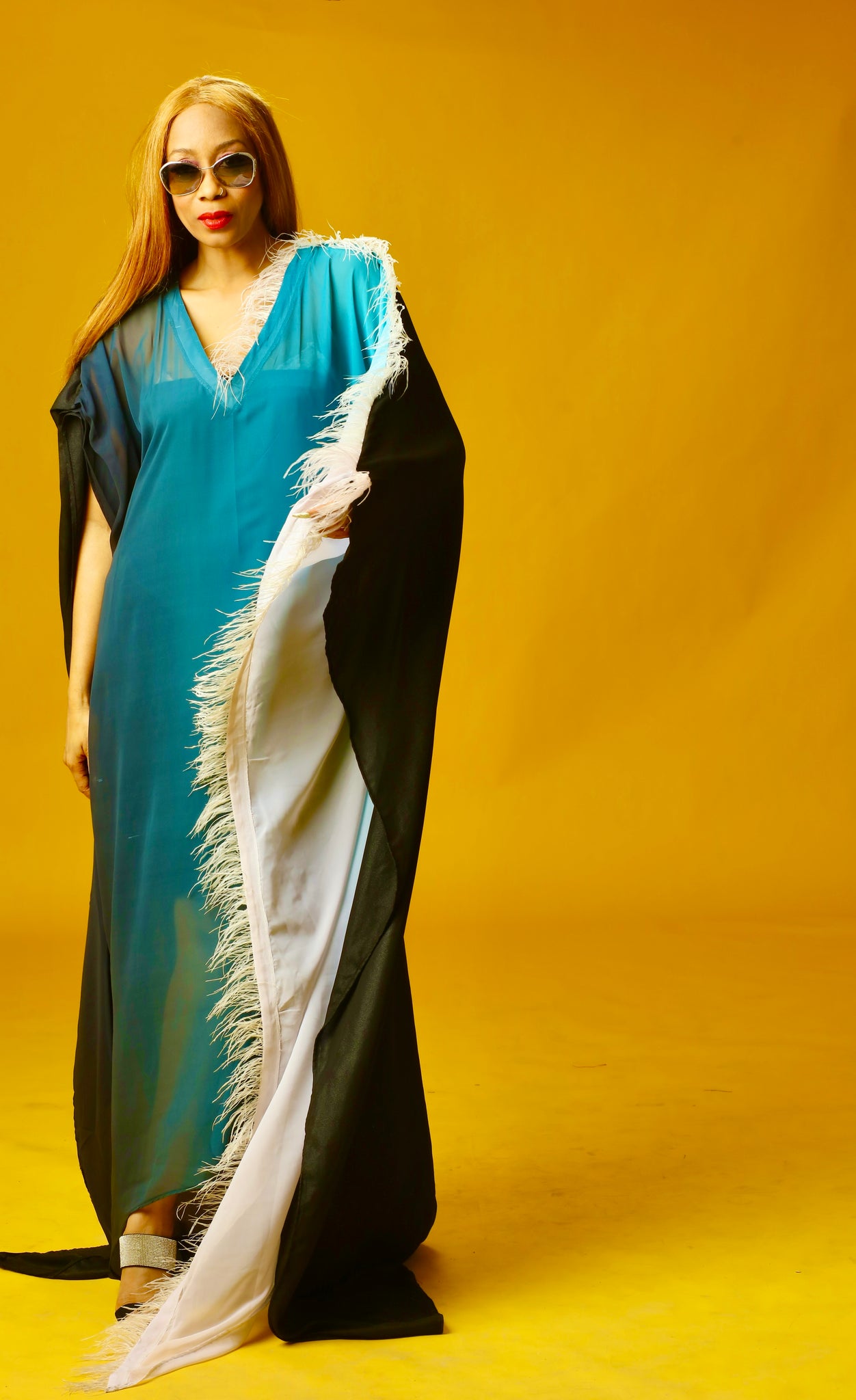 Robe impératrice des Maldives avec détails en plumes