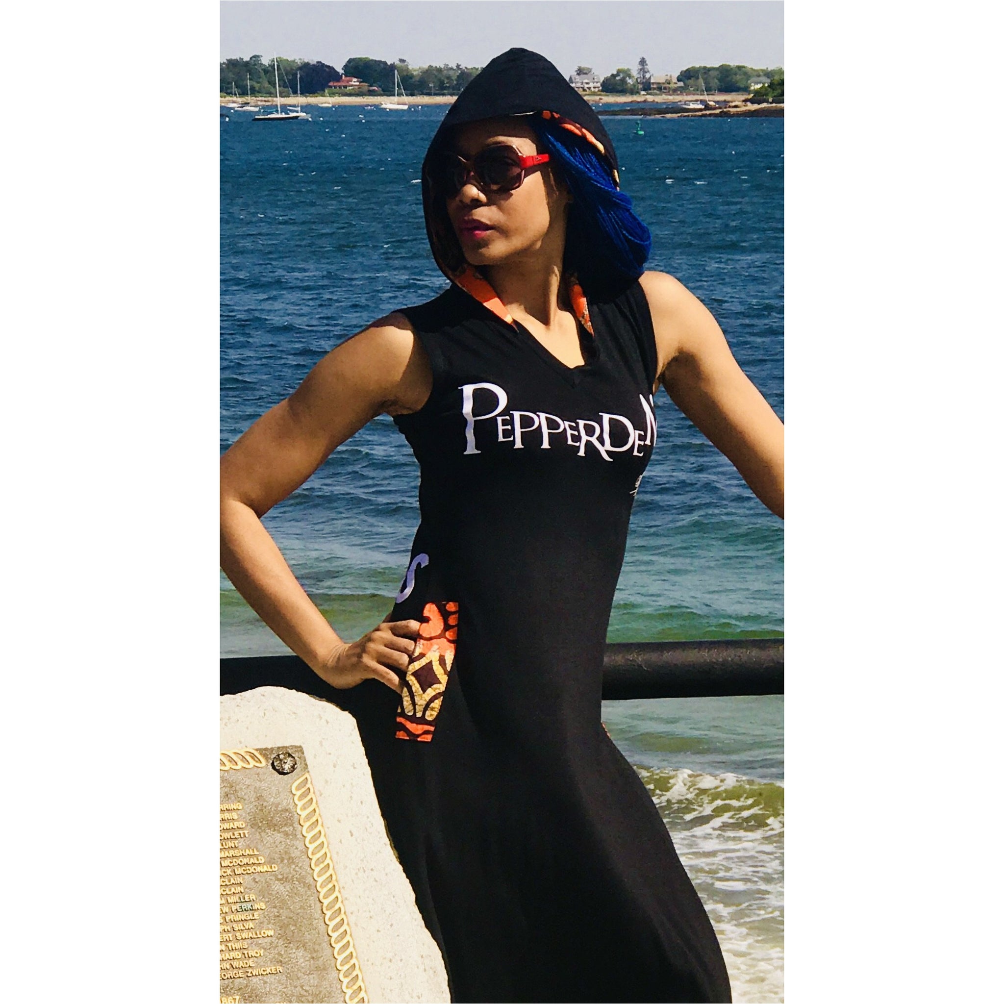 Robe longue à capuche PepperDem, détail #LAGOS au dos