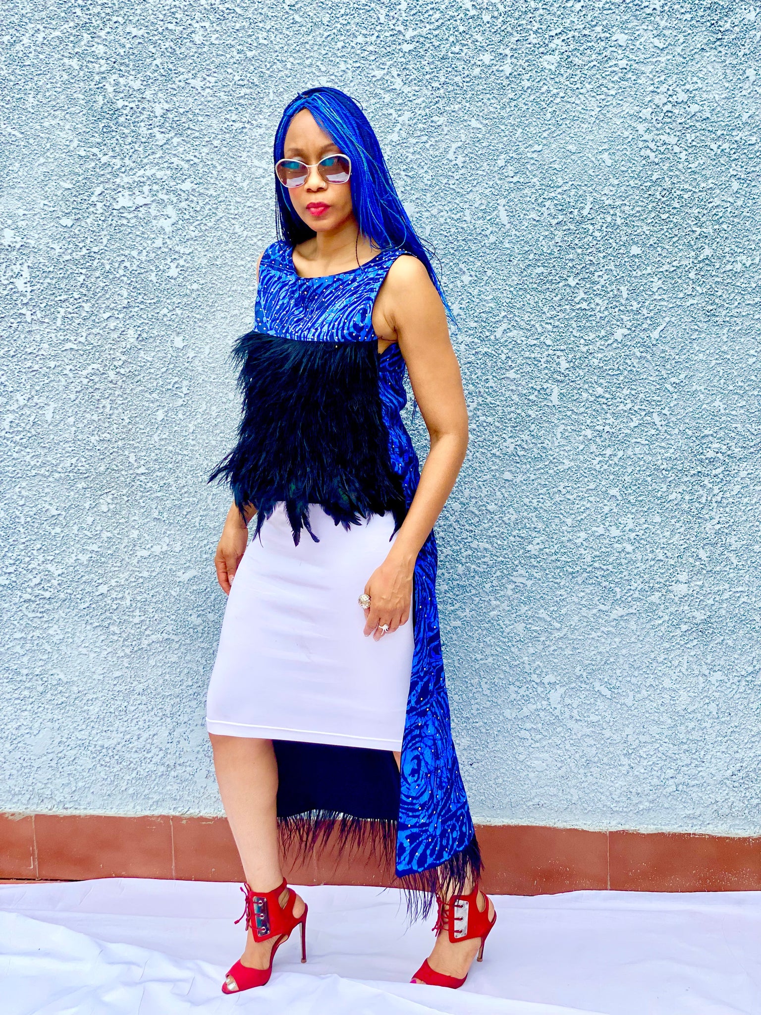Chemisier maxi impératrice bleu Malaga sans manches, perlé et teint à la main avec détails en plumage.