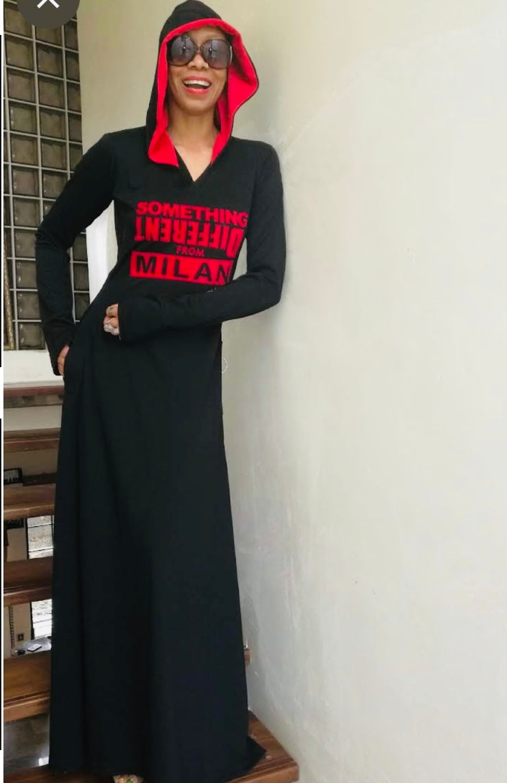 MAXI À CAPUCHE NOIR, QUELQUE CHOSE DE DIFFÉRENT DE MILAN AVEC DÉTAILS ROUGES