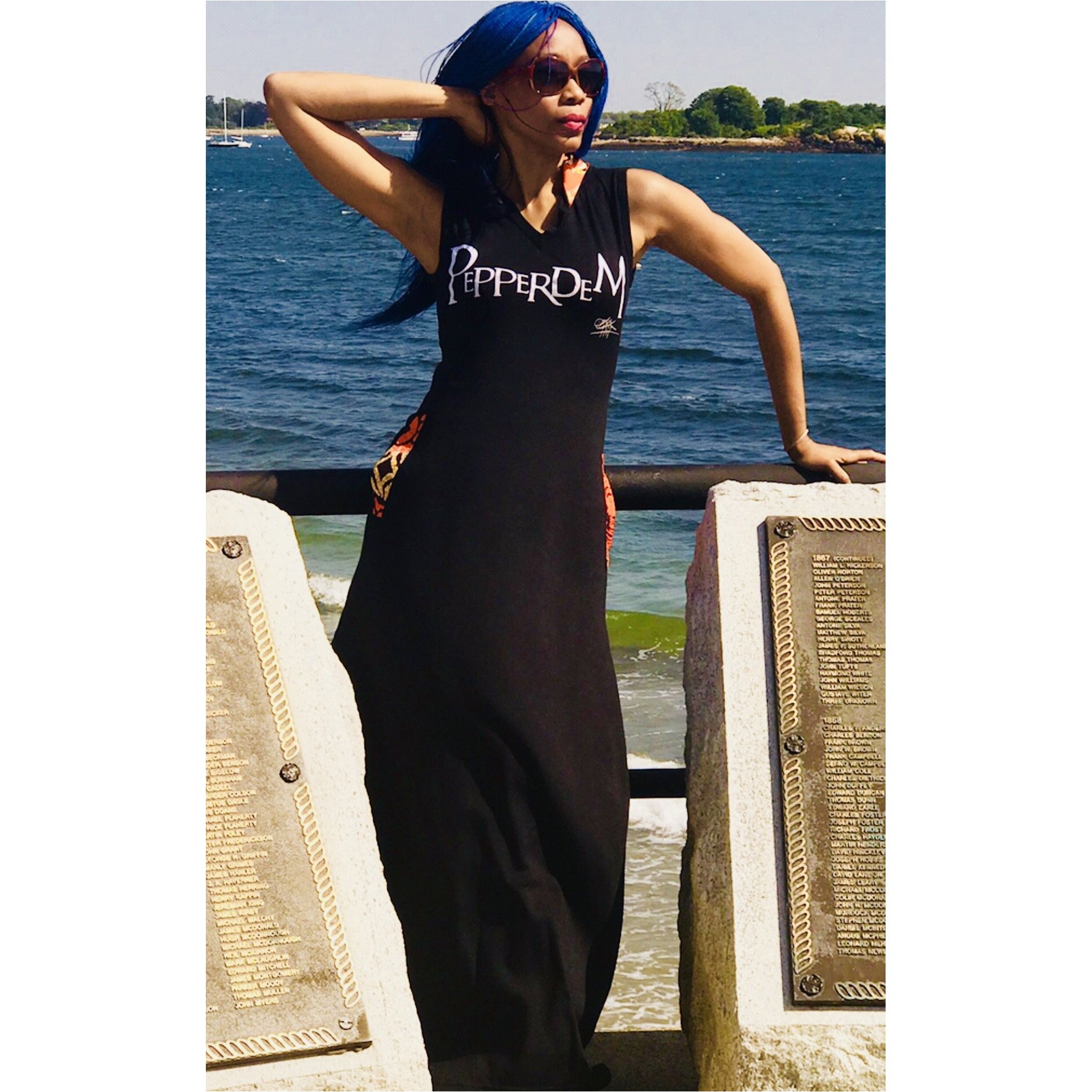 Robe longue à capuche PepperDem, détail #LAGOS au dos